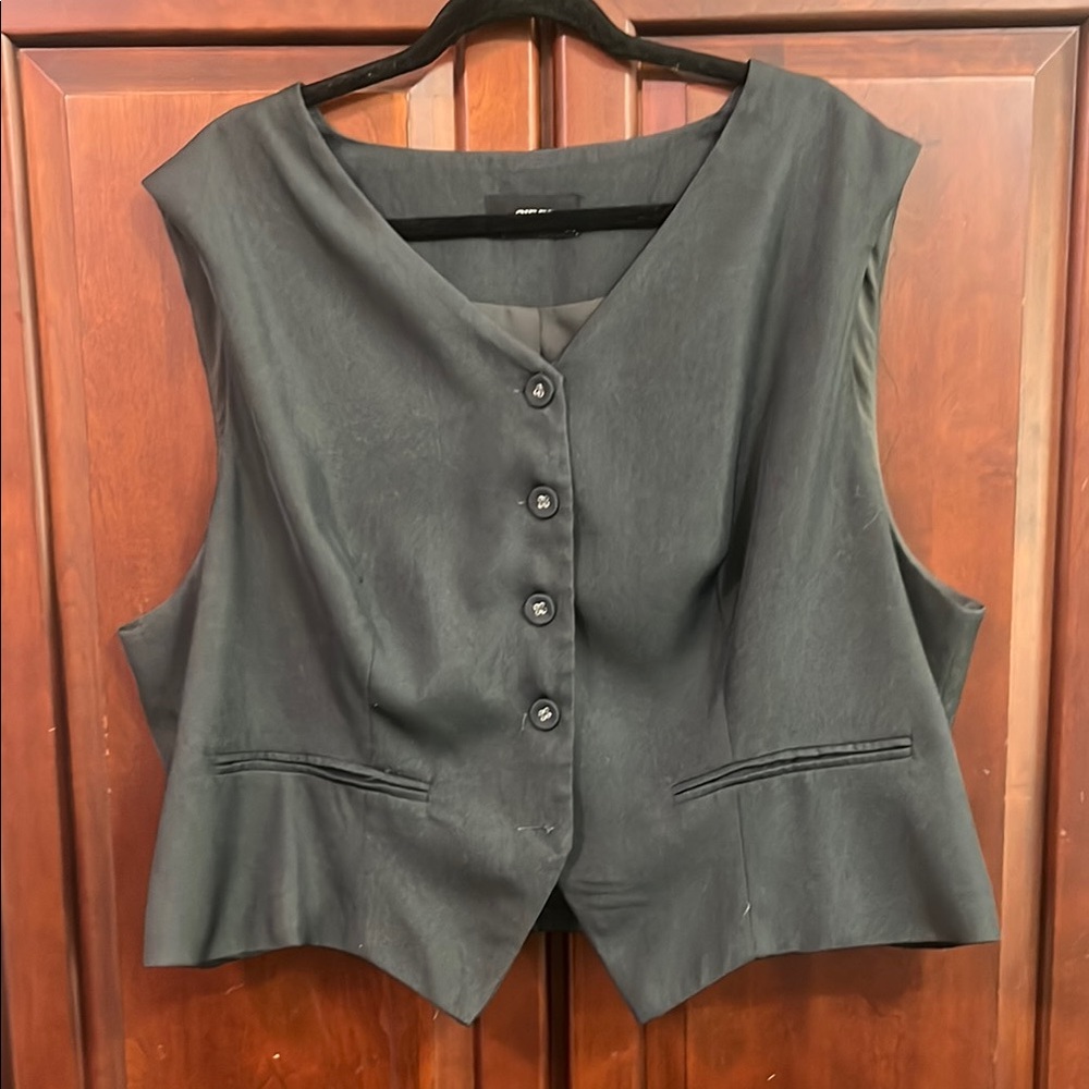 Women's Black Sleeveless Button-Up Top